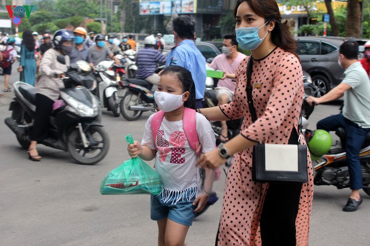 kindergarten, primary school pupils head back to school in hanoi hinh 4