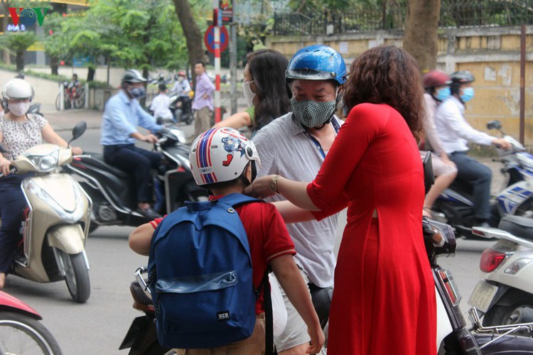 kindergarten, primary school pupils head back to school in hanoi hinh 5