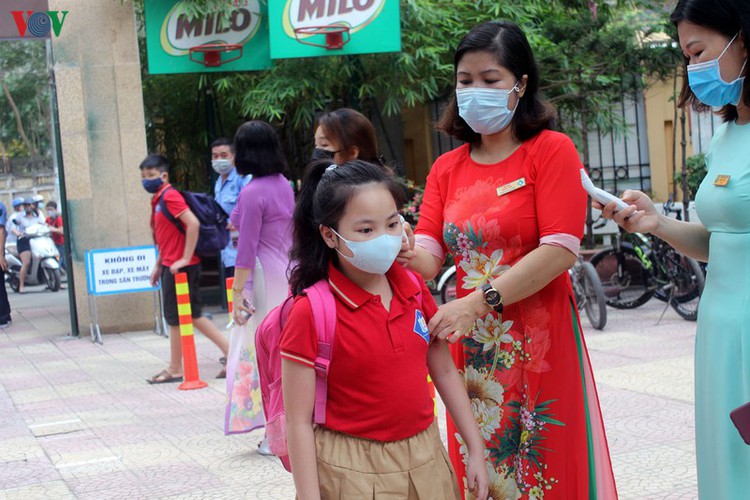 kindergarten, primary school pupils head back to school in hanoi hinh 6