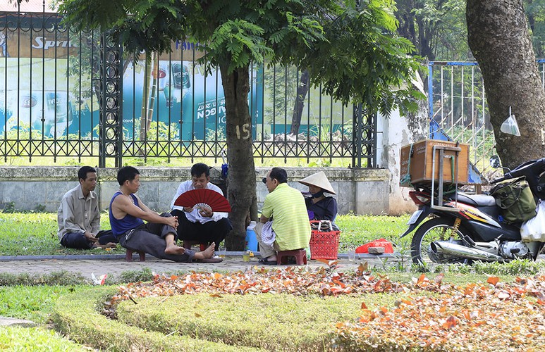 hanoi swelters in the midst of a summer heat wave hinh 12