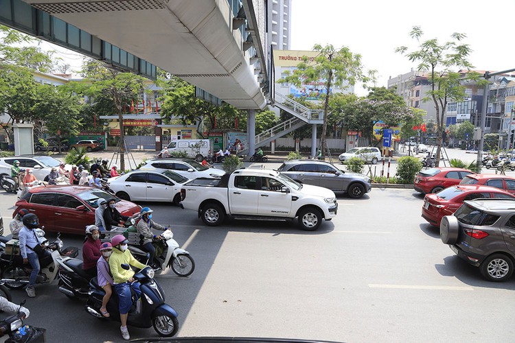 hanoi swelters in the midst of a summer heat wave hinh 2