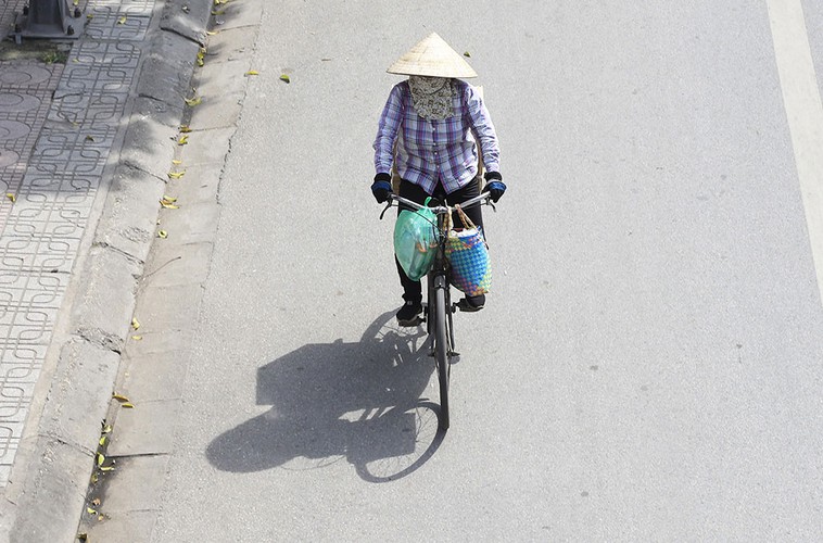 hanoi swelters in the midst of a summer heat wave hinh 6