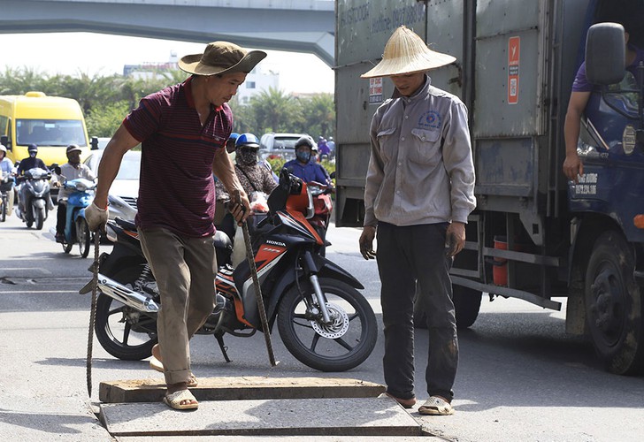 hanoi swelters in the midst of a summer heat wave hinh 7