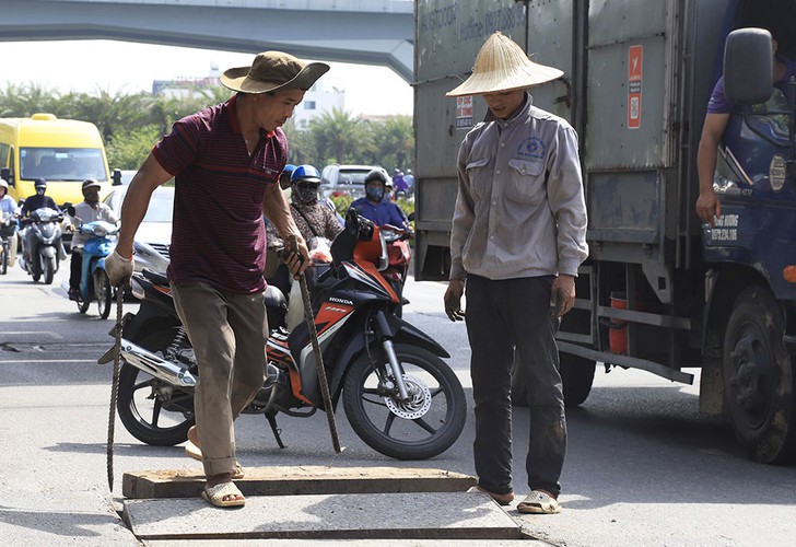 hanoi swelters in the midst of a summer heat wave hinh 7