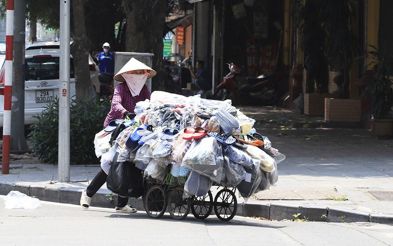 hanoi swelters in the midst of a summer heat wave hinh 9