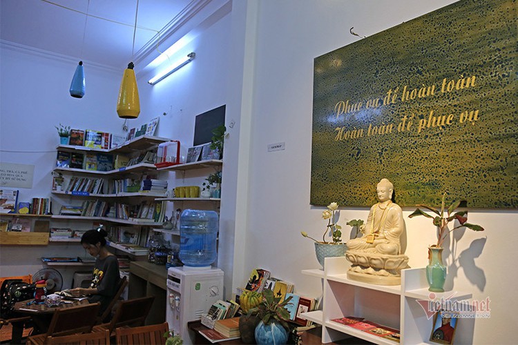 free library in hanoi proves popular among local readers hinh 11