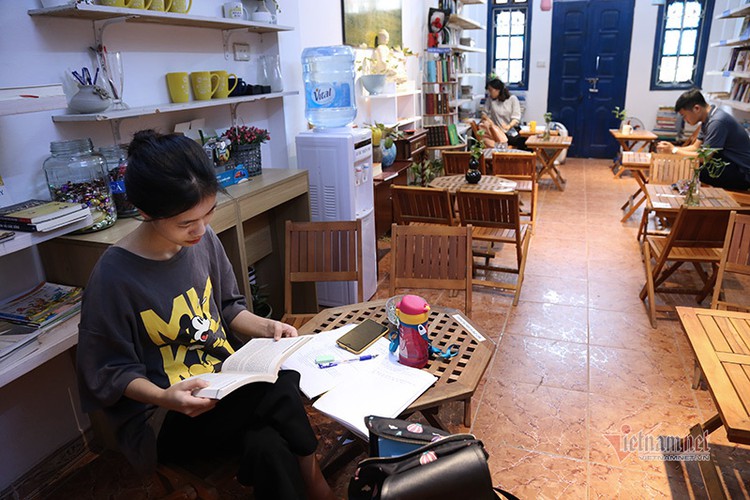 free library in hanoi proves popular among local readers hinh 1