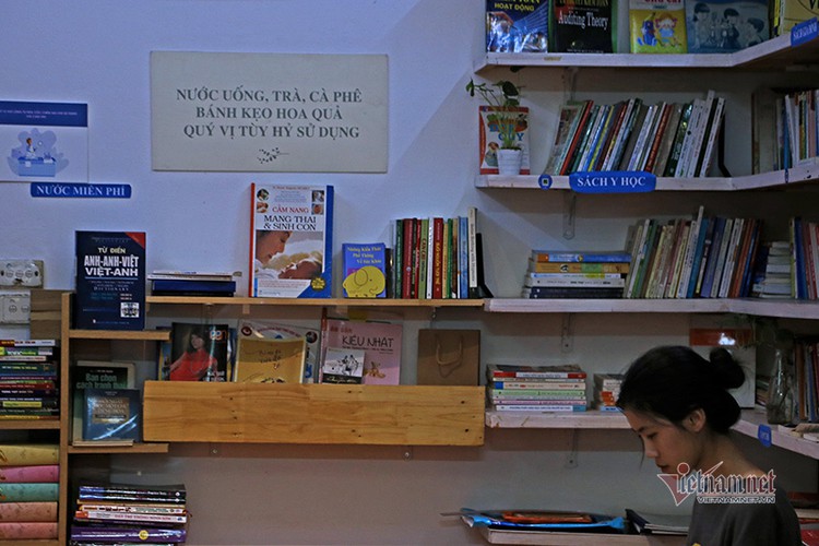 free library in hanoi proves popular among local readers hinh 2