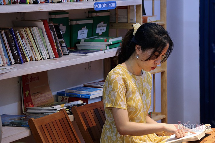 free library in hanoi proves popular among local readers hinh 4