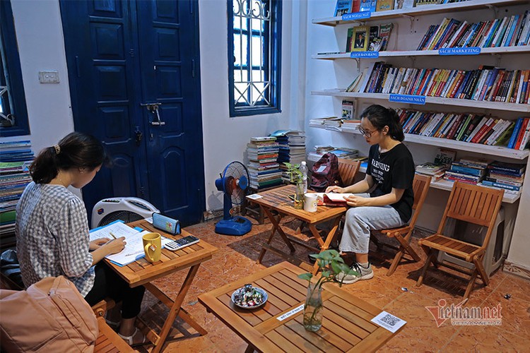 free library in hanoi proves popular among local readers hinh 6