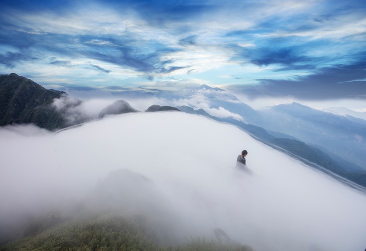 wonderful sa pa seen amid white clouds hinh 10