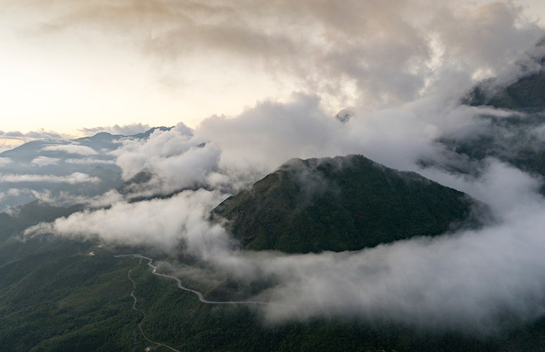 wonderful sa pa seen amid white clouds hinh 15