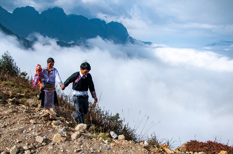 wonderful sa pa seen amid white clouds hinh 18