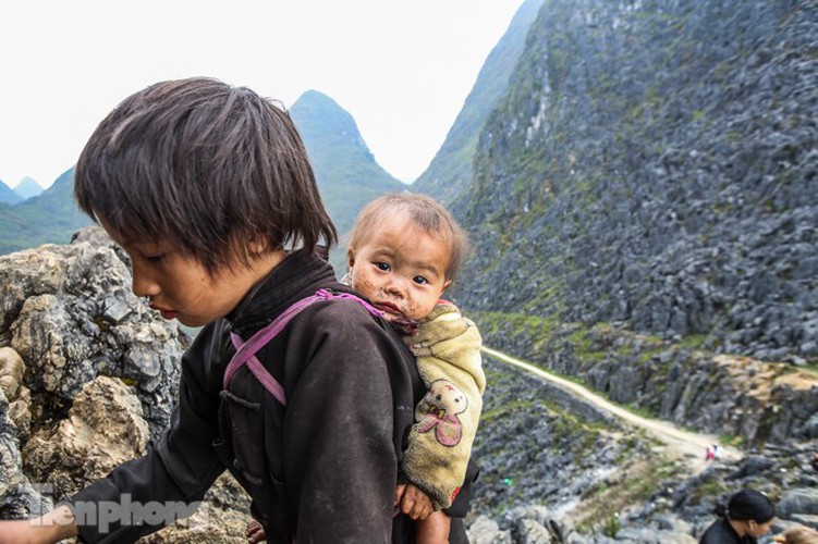 images of playful children on stone plateau in ha giang hinh 12