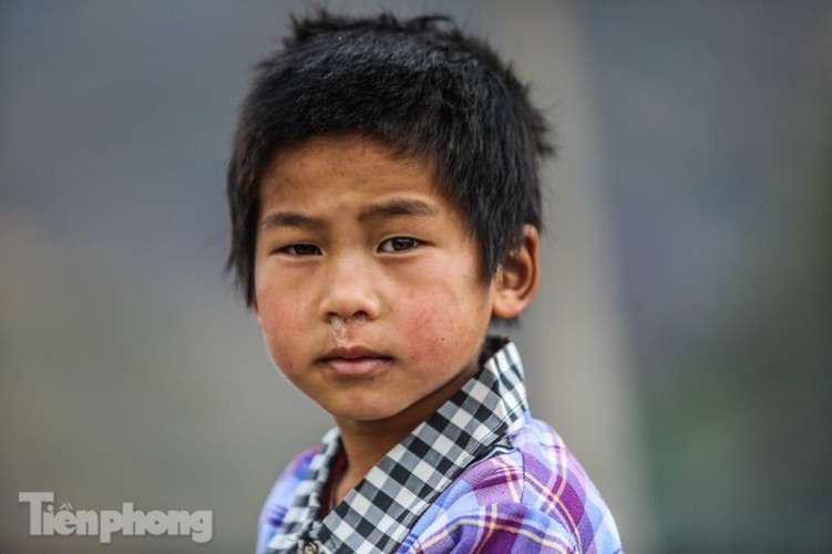 images of playful children on stone plateau in ha giang hinh 13