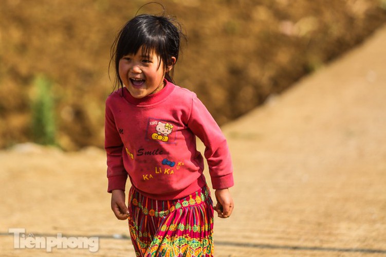 images of playful children on stone plateau in ha giang hinh 14