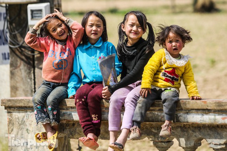 images of playful children on stone plateau in ha giang hinh 2