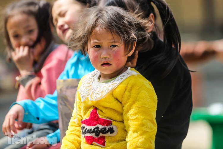 images of playful children on stone plateau in ha giang hinh 3