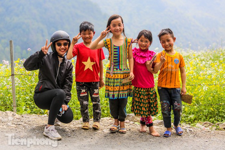 images of playful children on stone plateau in ha giang hinh 4