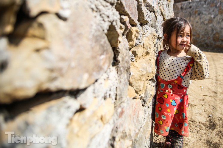 images of playful children on stone plateau in ha giang hinh 5