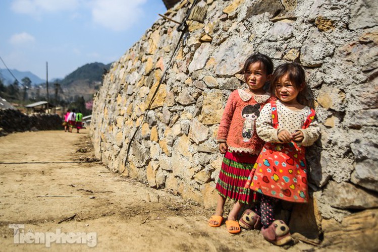 images of playful children on stone plateau in ha giang hinh 6