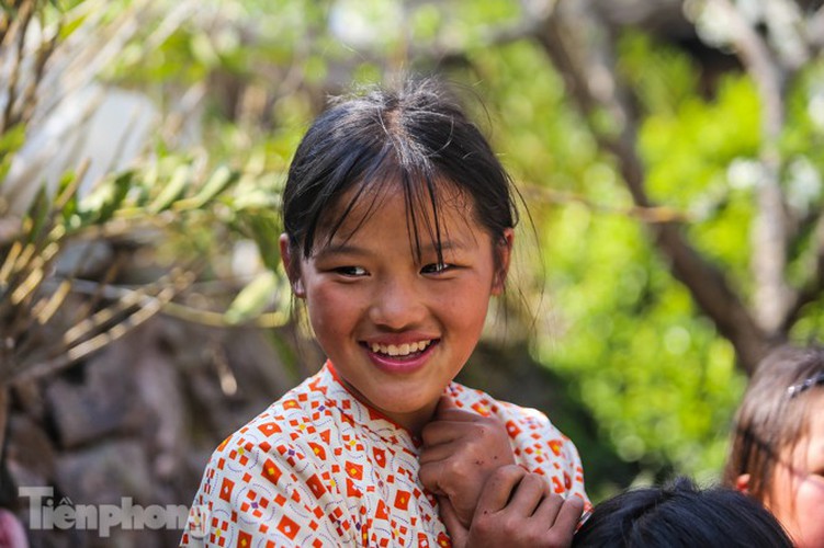 images of playful children on stone plateau in ha giang hinh 8