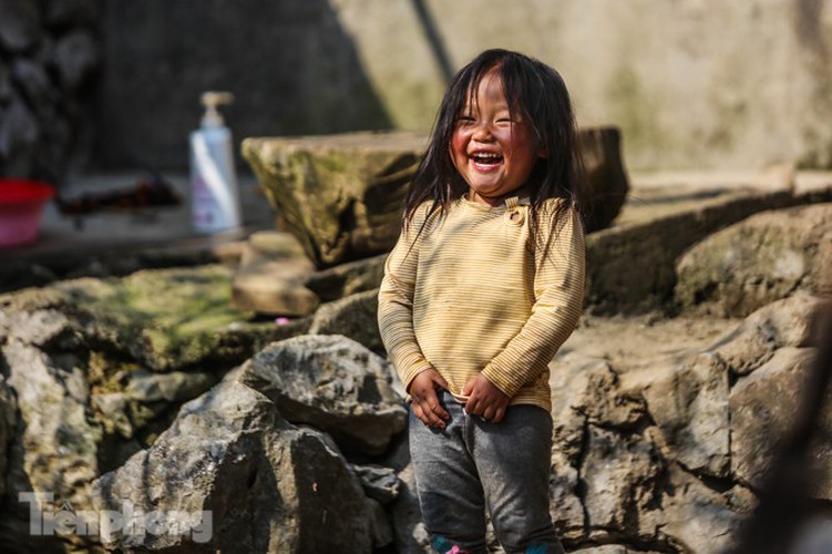 images of playful children on stone plateau in ha giang hinh 9