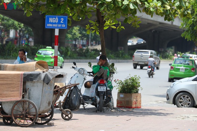 hanoi swelters in grip of summer heat wave hinh 11