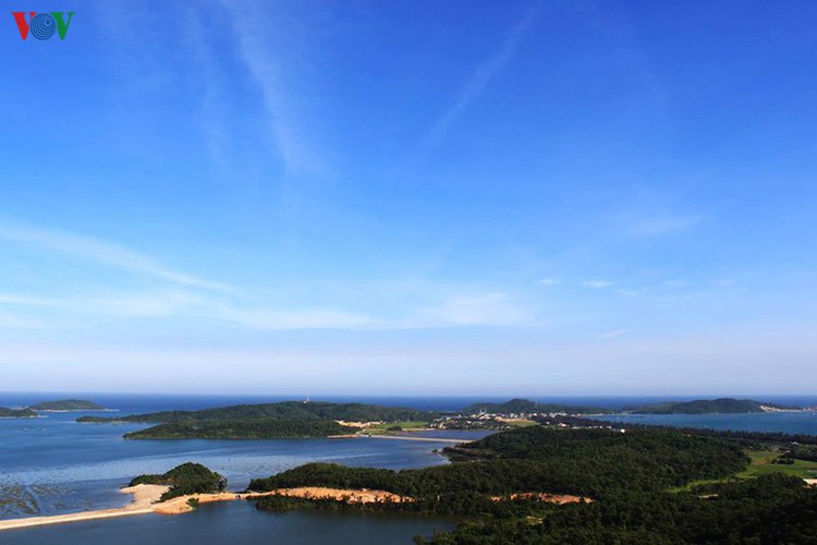 tourists enjoy the pristine beauty of co to island hinh 11