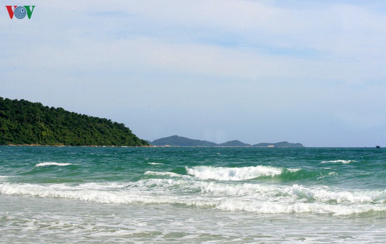 tourists enjoy the pristine beauty of co to island hinh 1