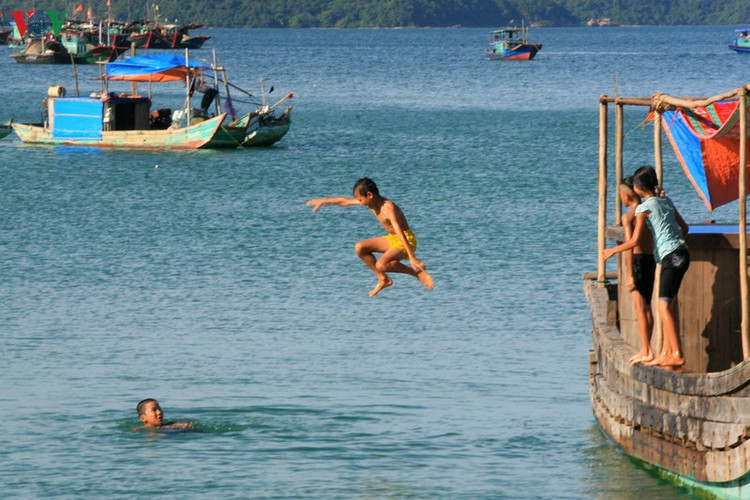 tourists enjoy the pristine beauty of co to island hinh 8