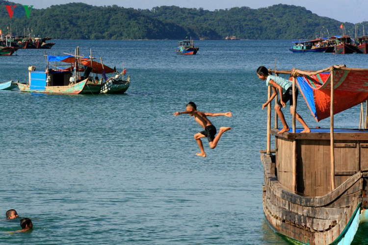 tourists enjoy the pristine beauty of co to island hinh 9