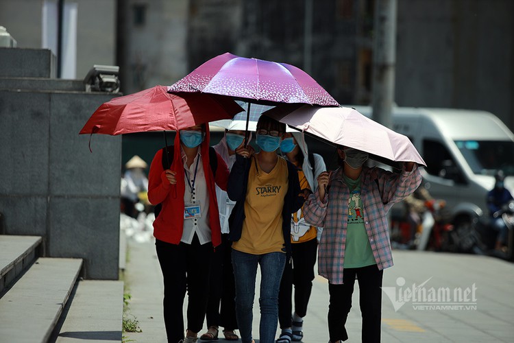 hanoians seek measures to cope with prolonged heat wave hinh 10