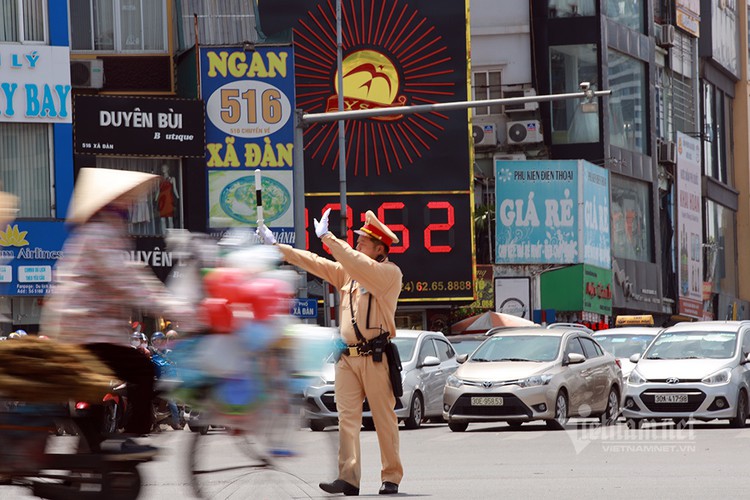 hanoians seek measures to cope with prolonged heat wave hinh 1