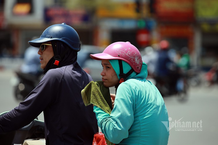 hanoians seek measures to cope with prolonged heat wave hinh 3