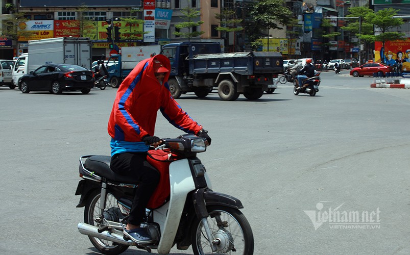 hanoians seek measures to cope with prolonged heat wave hinh 5