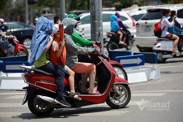 hanoians seek measures to cope with prolonged heat wave hinh 6