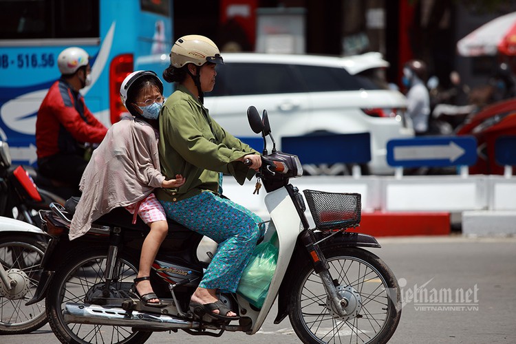 hanoians seek measures to cope with prolonged heat wave hinh 8