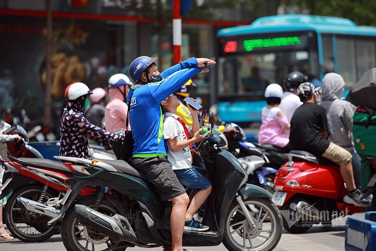 hanoians seek measures to cope with prolonged heat wave hinh 9