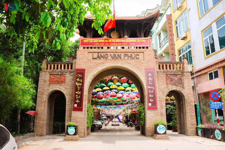 exploring culturally-rich van phuc silk weaving village in hanoi hinh 1