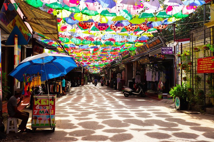 exploring culturally-rich van phuc silk weaving village in hanoi hinh 3