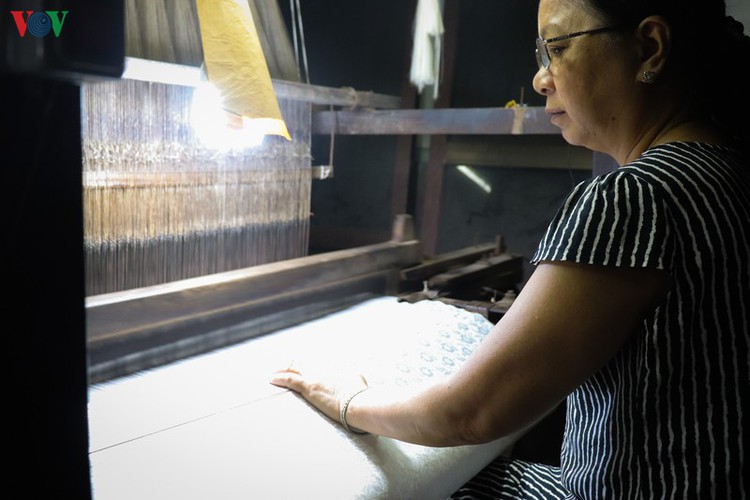 exploring culturally-rich van phuc silk weaving village in hanoi hinh 5