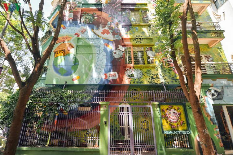 graffiti artworks on show in hanoi villa depicts fight against covid-19 hinh 10
