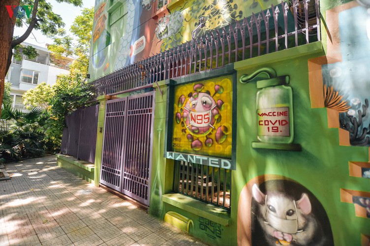 graffiti artworks on show in hanoi villa depicts fight against covid-19 hinh 11