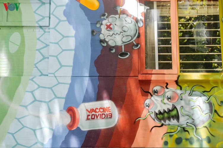 graffiti artworks on show in hanoi villa depicts fight against covid-19 hinh 13