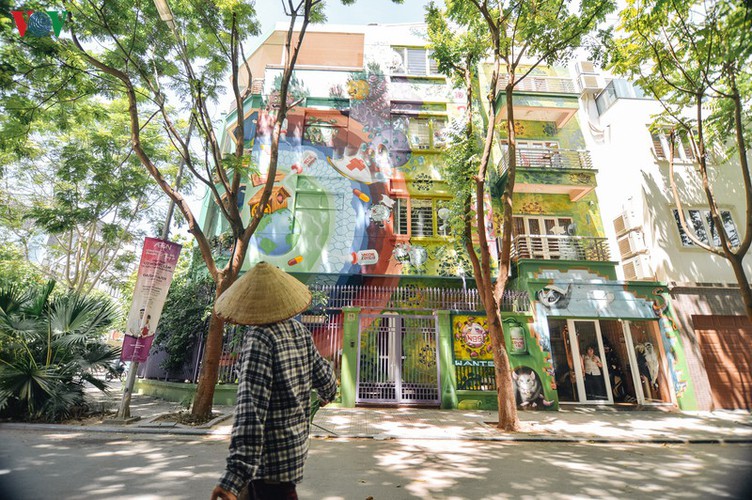 graffiti artworks on show in hanoi villa depicts fight against covid-19 hinh 15