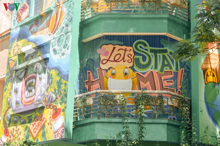 graffiti artworks on show in hanoi villa depicts fight against covid-19 hinh 3