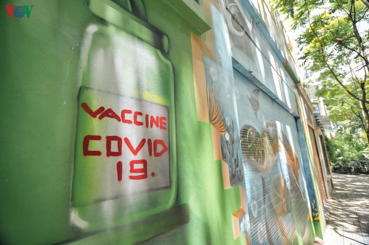 graffiti artworks on show in hanoi villa depicts fight against covid-19 hinh 5