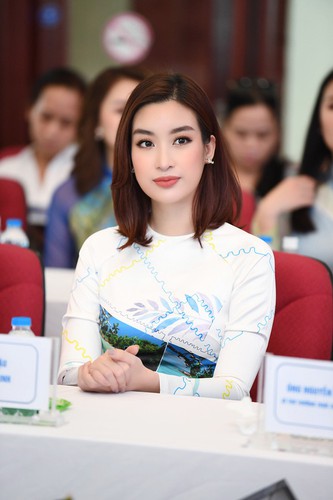 beauty queens shine in ao dai bearing images of national sea and islands hinh 14