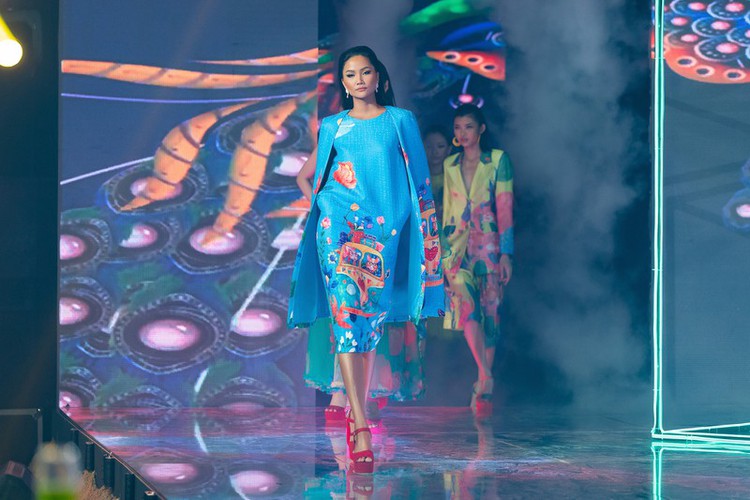 beauty queens return to fashion show following covid-19 epidemic hinh 2